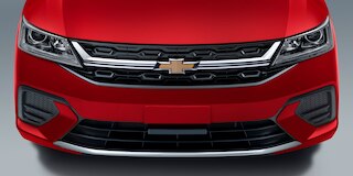  Imagen frontal Chevrolet Aveo HB 2025, nuevo auto compacto con parrilla fascia con detalles bi-tono cromo y negro brillante