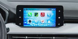 Vista interna Chevrolet Aveo Hatchback 2025, pantalla  infoentretenimiento Smartphone Integration, Android Auto y CarPlay
