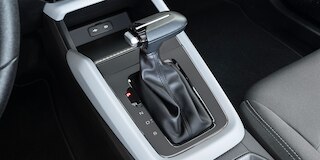 Vista interior Chevrolet Aveo Hatchback 2025, con palanca de velocidades en color negro con detalles en cromo para CVT