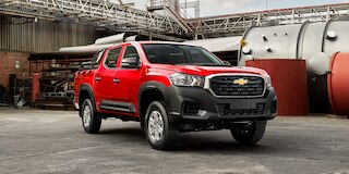 Vista frontal - Chevrolet S10 Max 2025, pickup de doble cabina con gran capacidad de carga y motor 2.0L turbo 4x4 automática